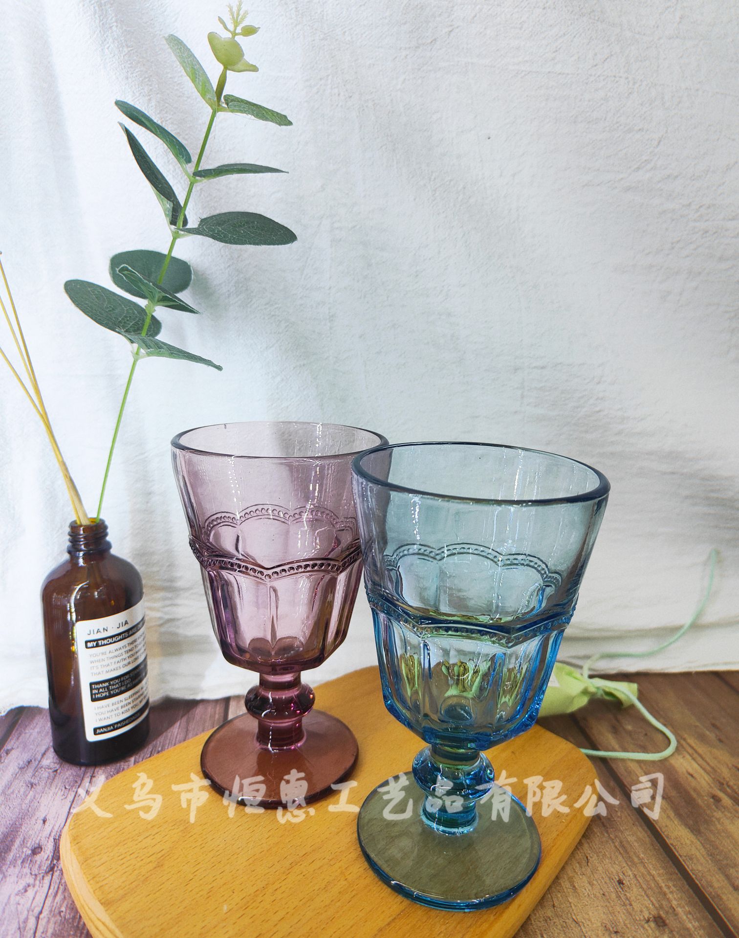 European-style retro embossed color cups, red wine and juice cups, and colorful tall glasses details Picture