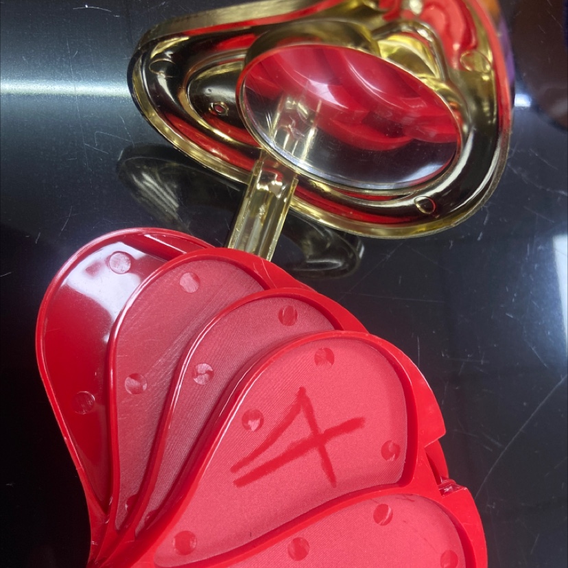 The cosmetic box is red heart-shaped Specification image