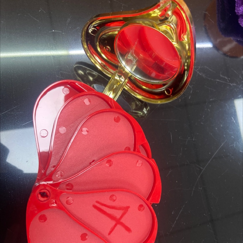 The cosmetic box is red heart-shaped details Picture