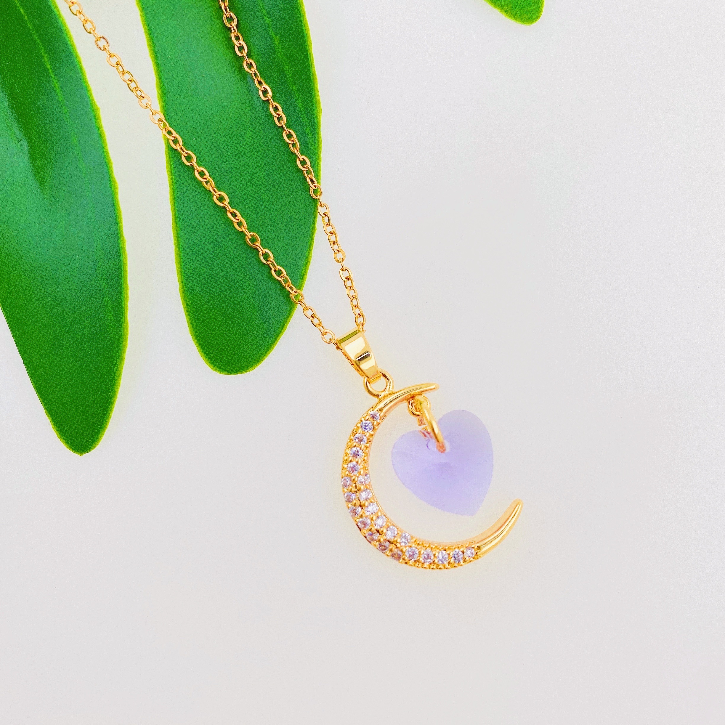 A titanium steel necklace of the same style as Douyin, with a touch of light luxury and a moon heart pendant. It features an ins style and an extremely ethereal design. (Single pendant without chain)