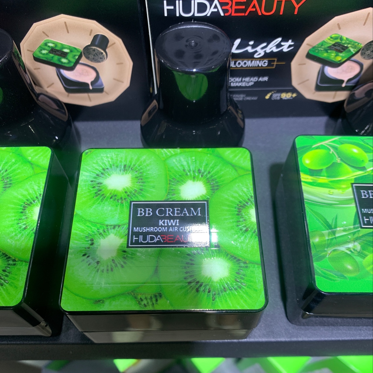 HUDA BEAUTY Cushion details Picture