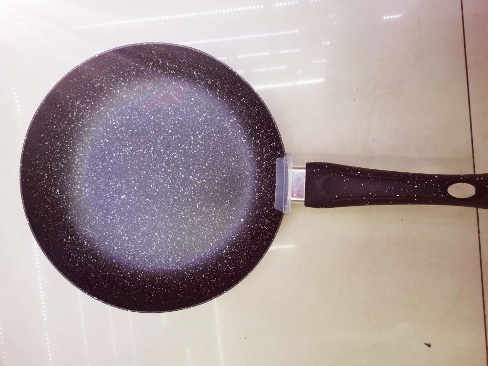A 28cm frying pan