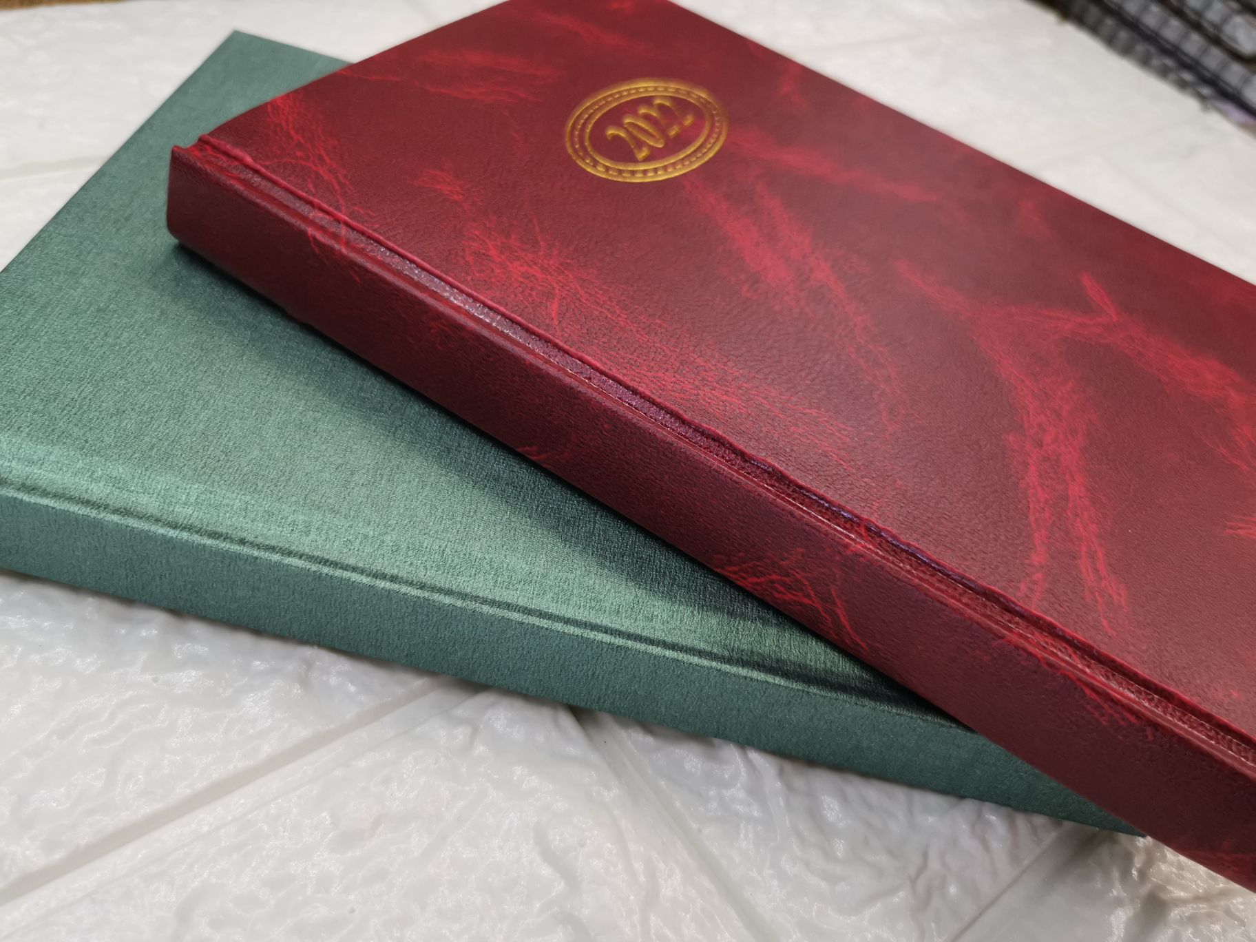 The paper-covered hard-shell calendar can be customized in Portuguese, Spanish, Arabic, French, etc. The logo can be customized