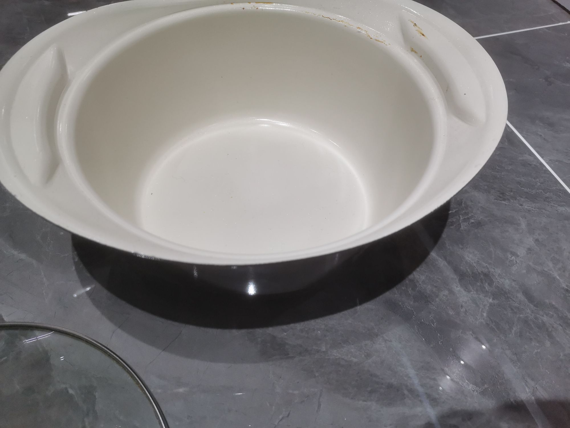 A 26cm stew pot
