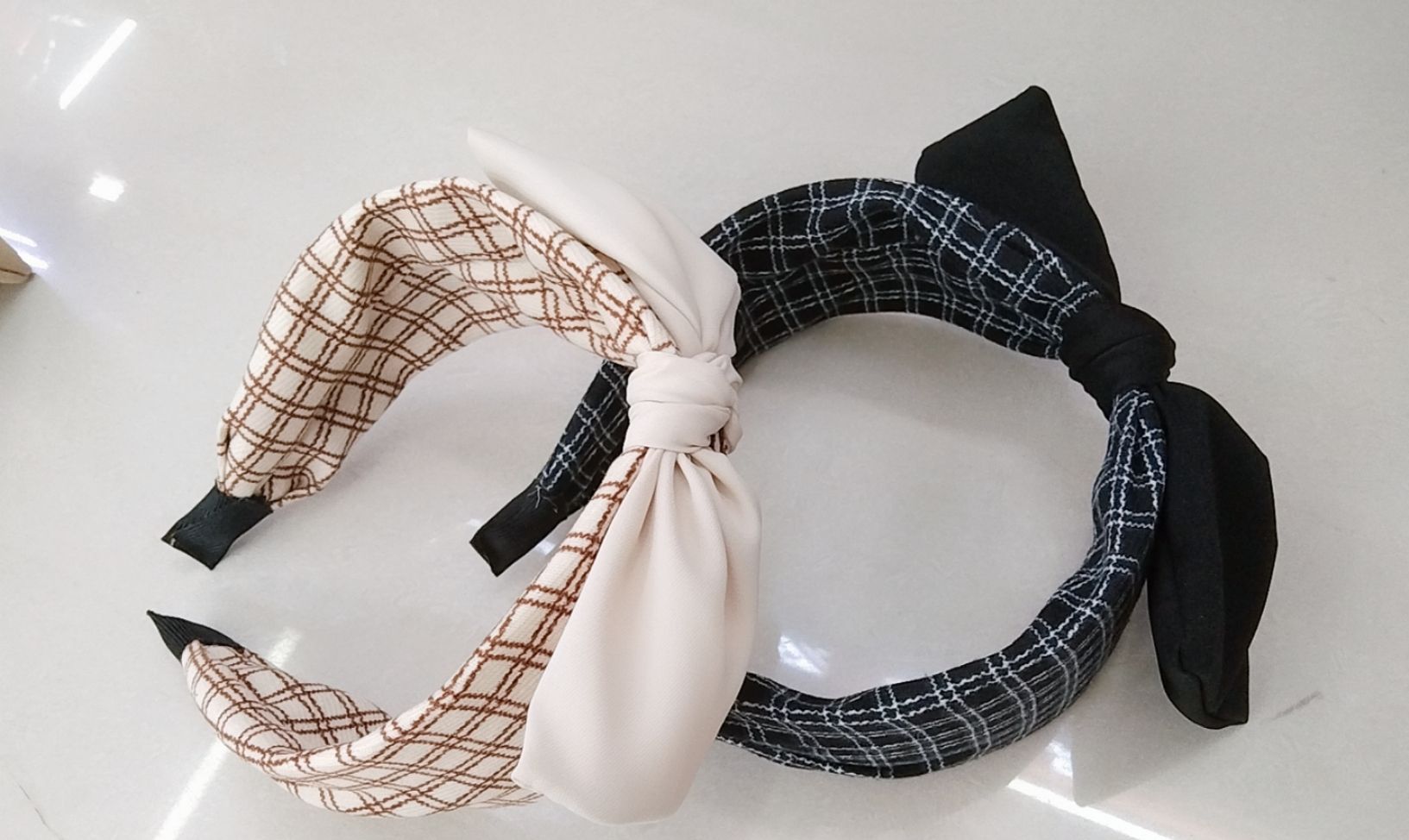 The cute girl's hair band and bow tie are so fairy-like details Picture
