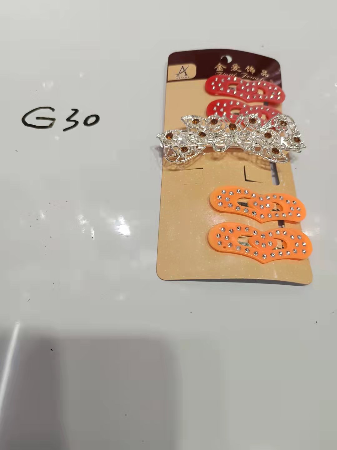 这是一款专门针对儿童的设计元素.鲜艳的色彩搭配非常适合儿童的衣服搭配.佩戴效果更加显示活泼可爱的宝宝更加漂亮.