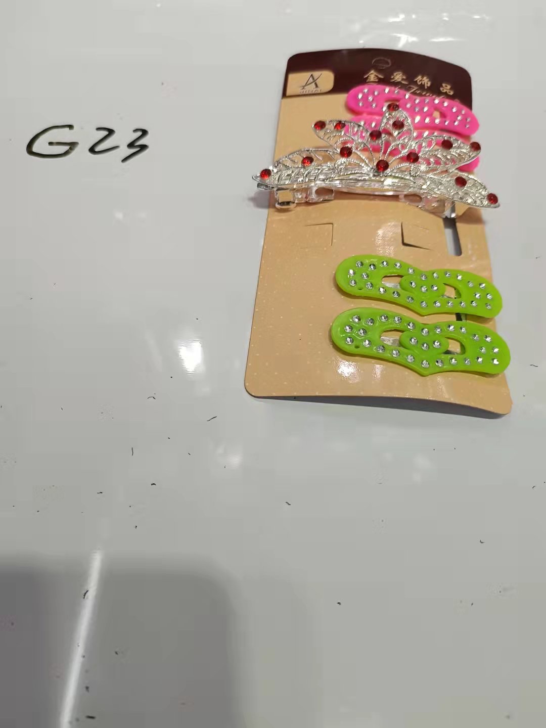 这是一款专门针对儿童的设计元素.鲜艳的色彩搭配非常适合儿童的衣服搭配.佩戴效果更加显示活泼可爱的宝宝更加漂亮.