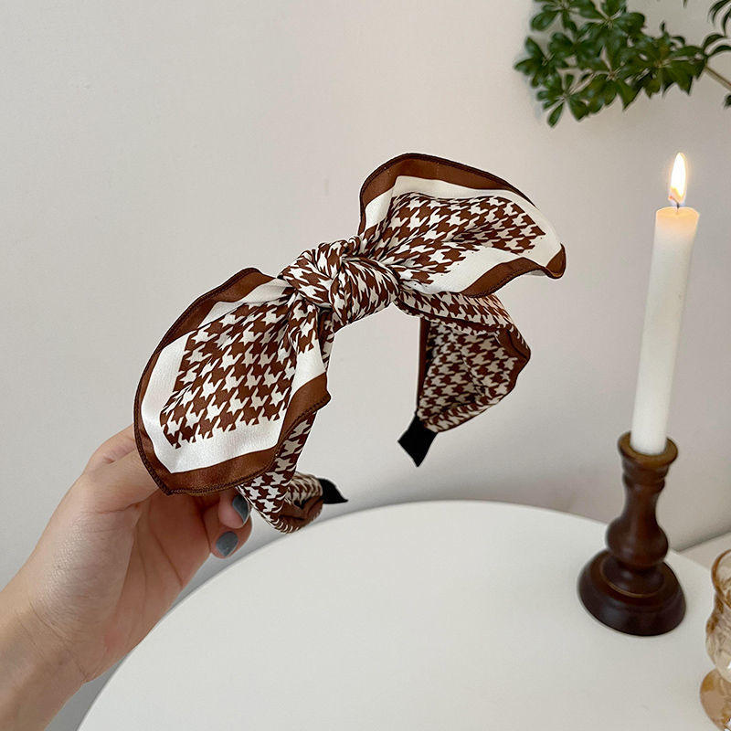 The cute girl's hair band and bow are so ethereal details Picture