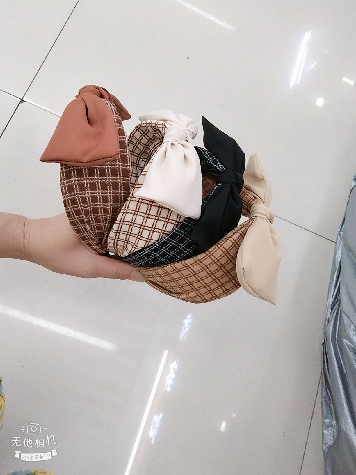 The cute girl's hair band and bow tie are so fairy-like Item Picture