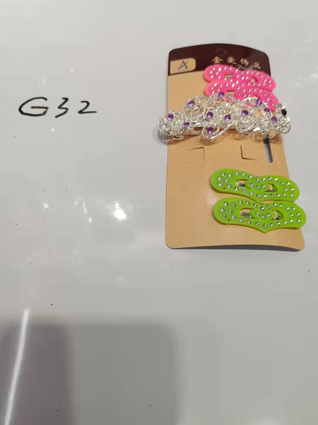 这是一款专门针对儿童的设计元素.鲜艳的色彩搭配非常适合儿童的衣服搭配.佩戴效果更加显示活泼可爱的宝宝更加漂亮.