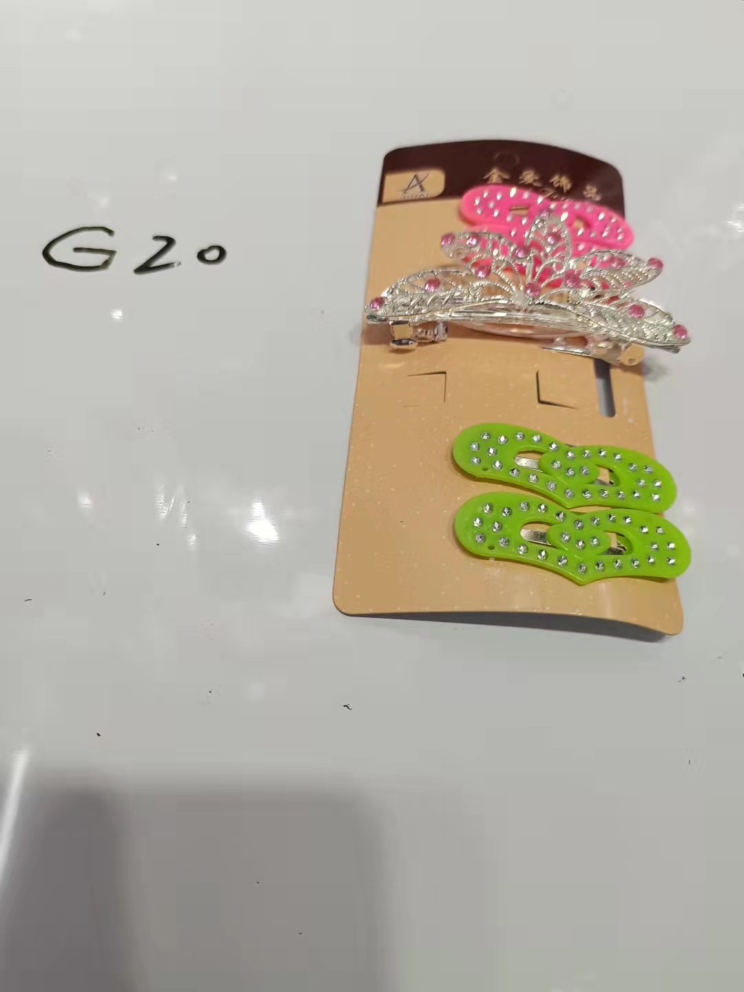 这是一款专门针对儿童的设计元素.鲜艳的色彩搭配非常适合儿童的衣服搭配.佩戴效果更加显示活泼可爱的宝宝更加漂亮.