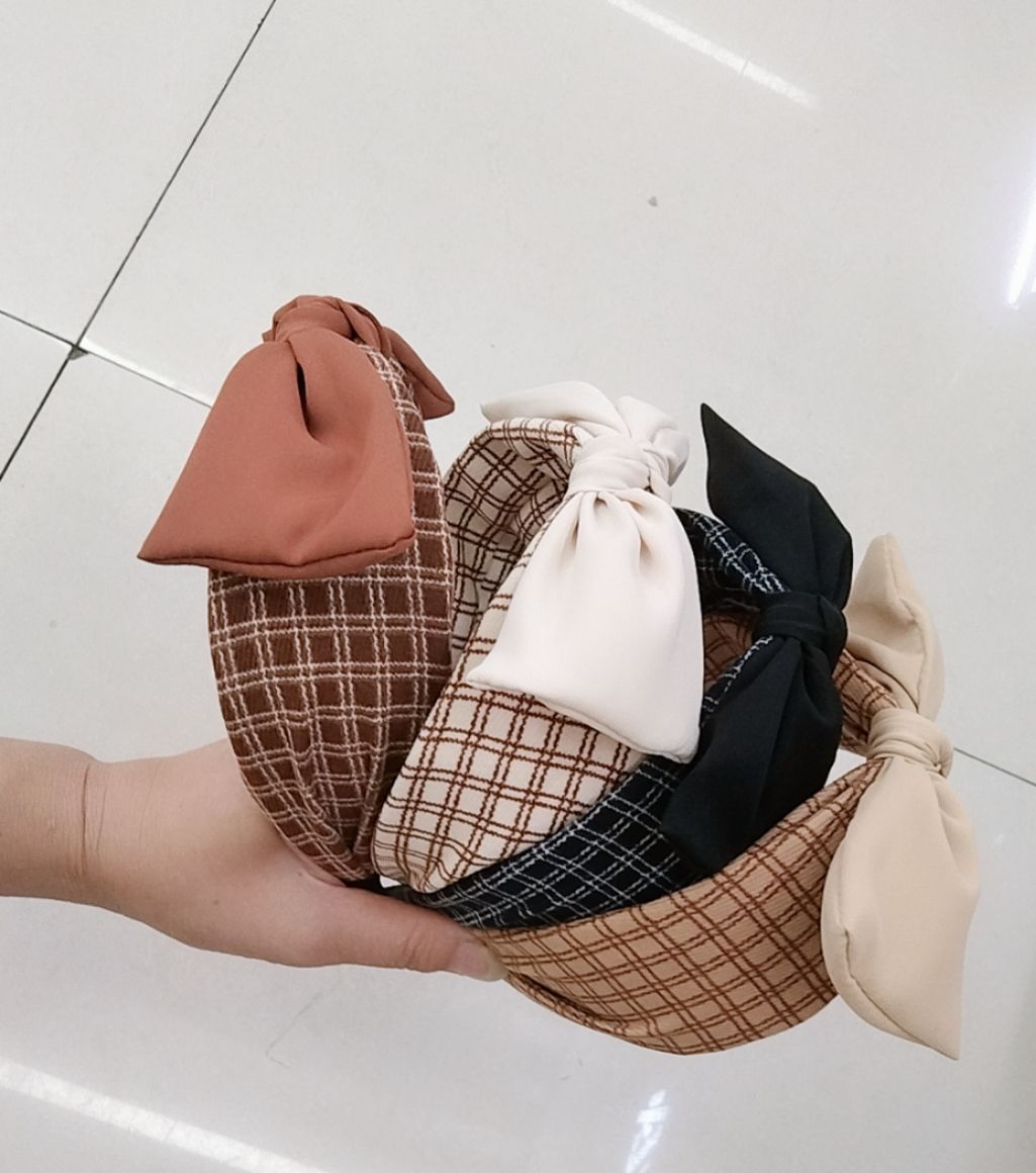 The cute girl's hair band and bow tie are so fairy-like Specification image