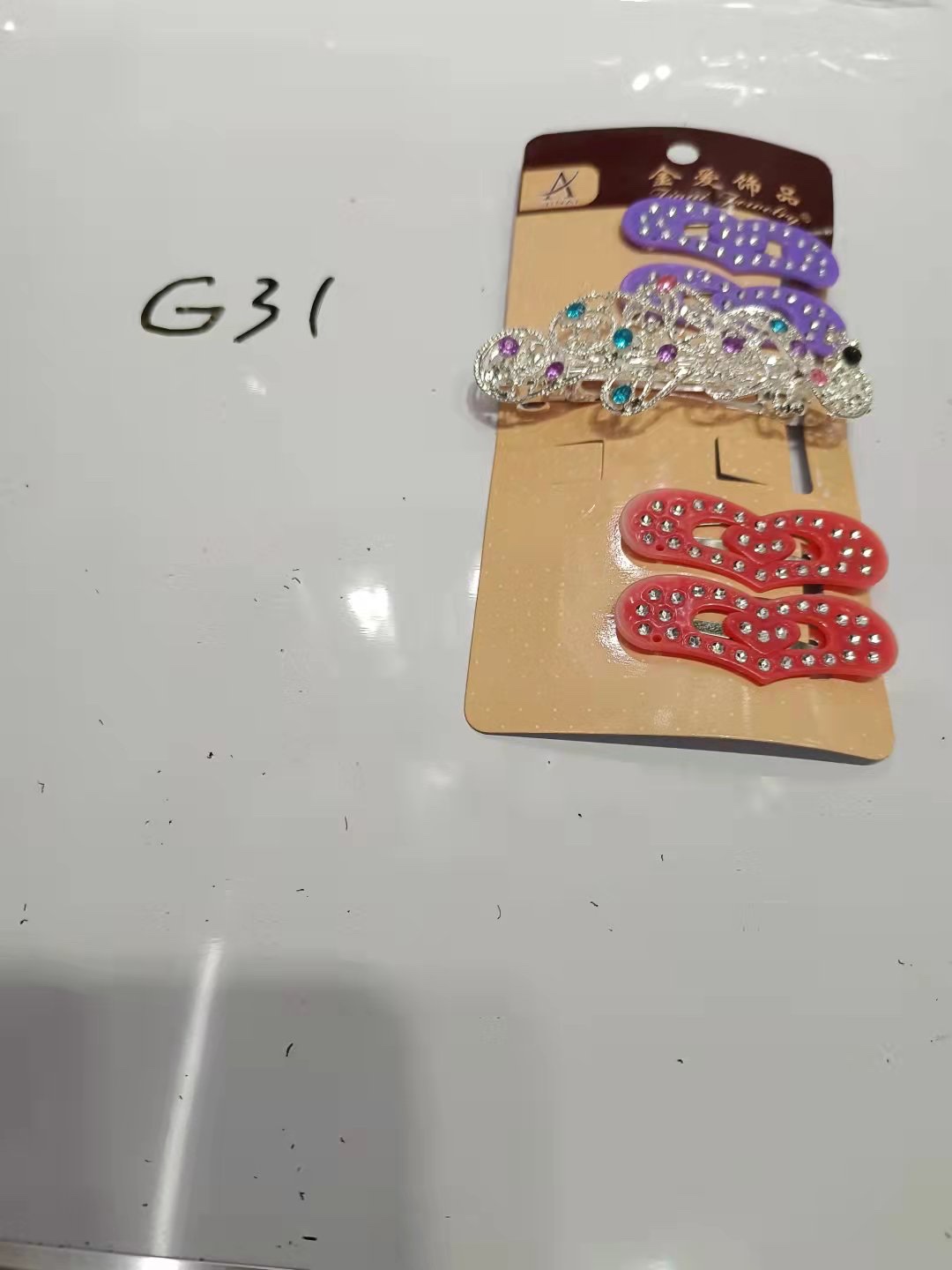 这是一款专门针对儿童的设计元素.鲜艳的色彩搭配非常适合儿童的衣服搭配.佩戴效果更加显示活泼可爱的宝宝更加漂亮.