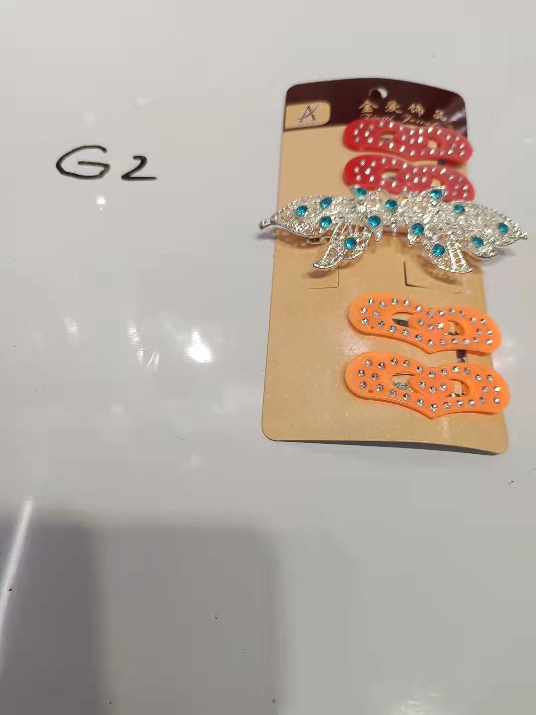 这是一款颜色鲜艳亮丽的头饰组合.儿童都喜欢的色彩搭配.戴上让人觉得特别可爱活泼开朗！