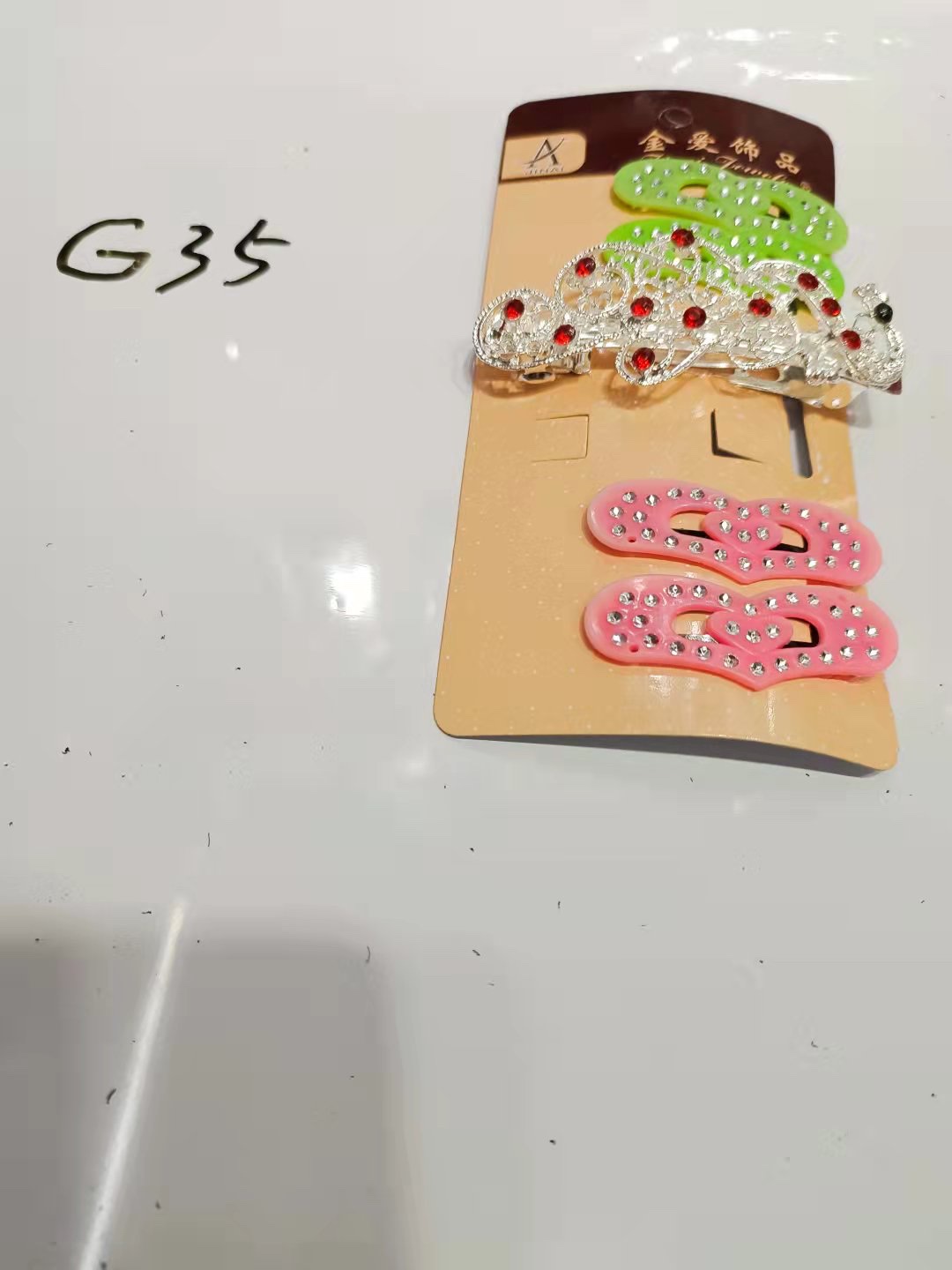 这是一款专门针对儿童的设计元素.鲜艳的色彩搭配非常适合儿童的衣服搭配.佩戴效果更加显示活泼可爱的宝宝更加漂亮.详情1