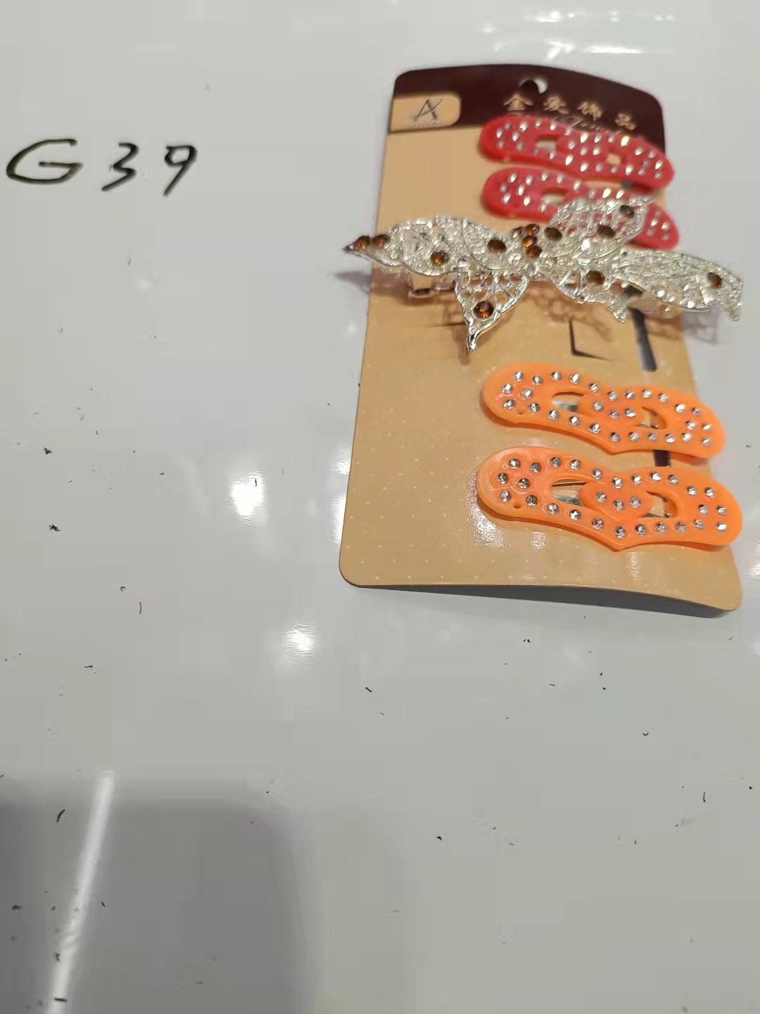 这是一款专门针对儿童的设计元素.鲜艳的色彩搭配非常适合儿童的衣服搭配.佩戴效果更加显示活泼可爱的宝宝更加漂亮.