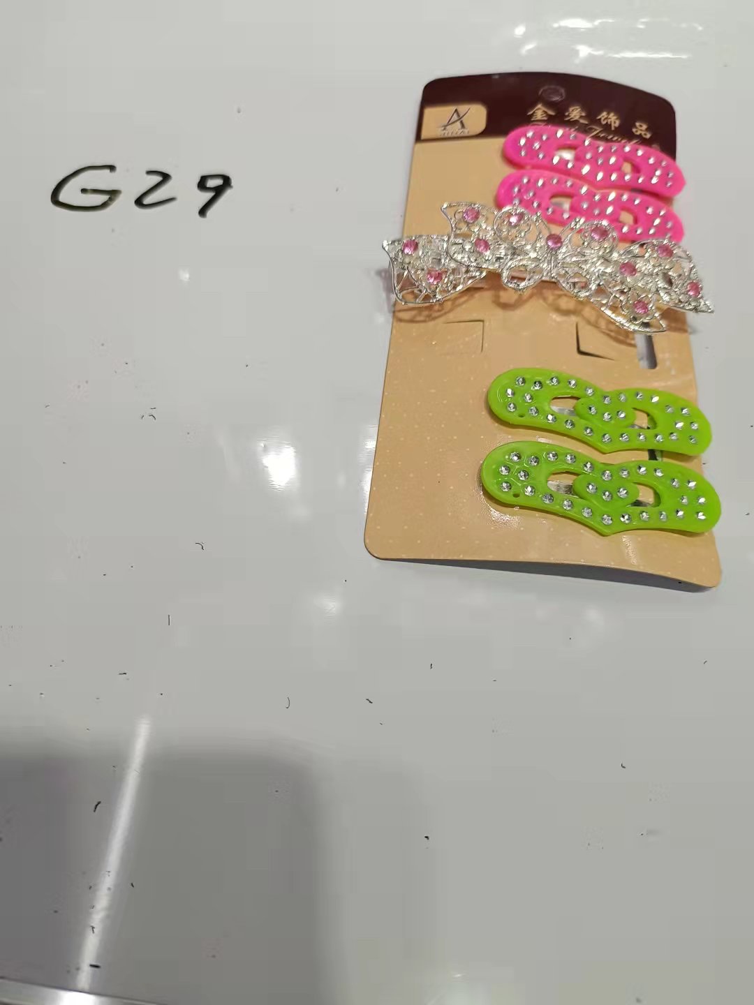 这是一款专门针对儿童的设计元素.鲜艳的色彩搭配非常适合儿童的衣服搭配.佩戴效果更加显示活泼可爱的宝宝更加漂亮.