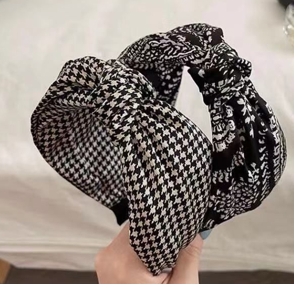 Acetate satin checkered pattern, cashew flower wide-edge hairband tied in the middle Specification image