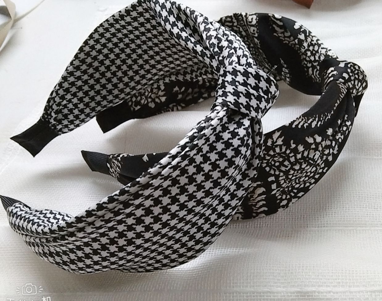 Acetate satin checkered pattern, cashew flower wide-edge hairband tied in the middle