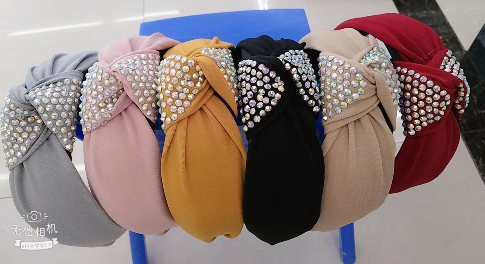 The middle knot of the wide-brimmed hairband