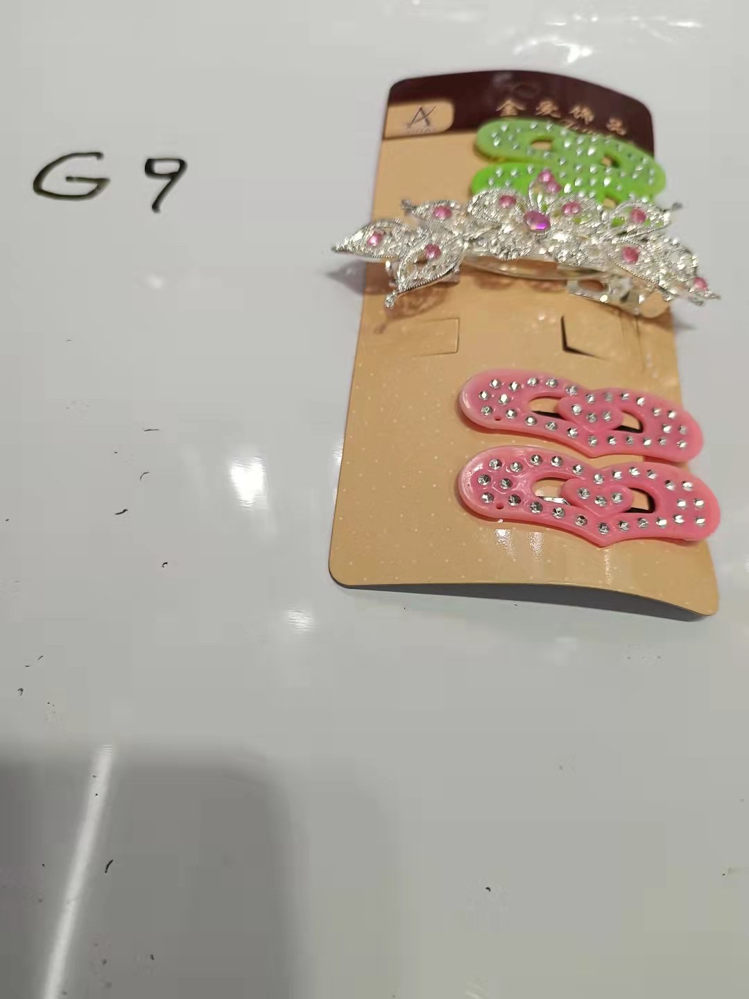 This is a set of headwear with bright and vivid colors. Color combinations that children all like. Wearing it makes one feel particularly cute, lively and cheerful! details Picture