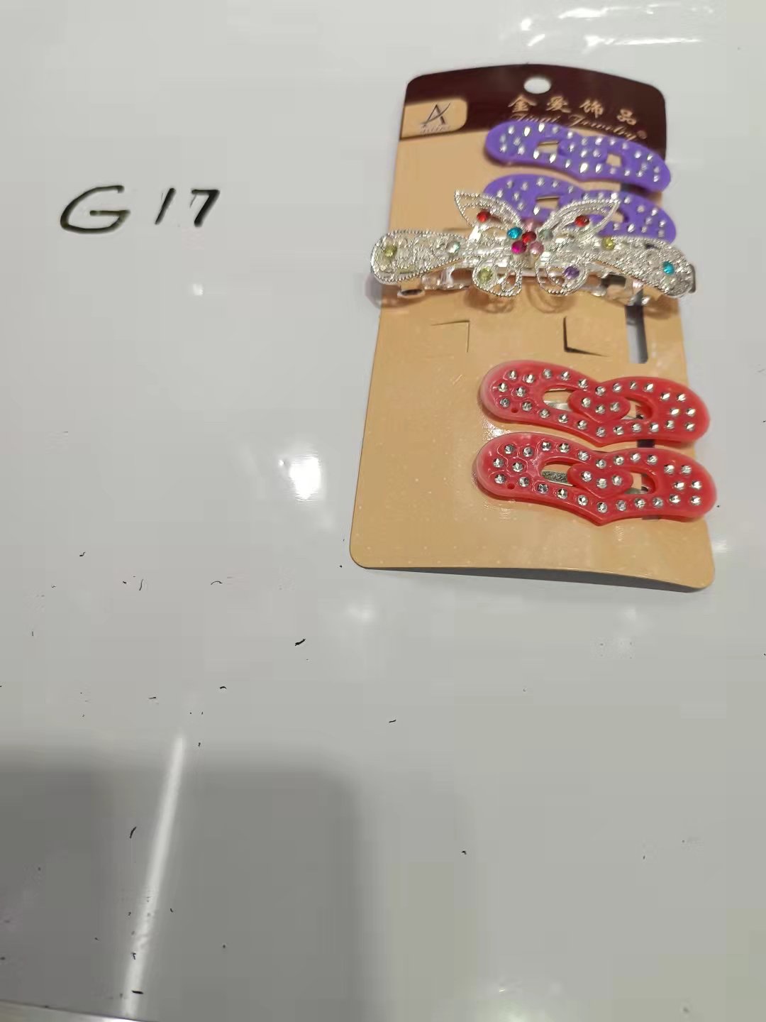 这是一款专门针对儿童的设计元素.鲜艳的色彩搭配非常适合儿童的衣服搭配.佩戴效果更加显示活泼可爱的宝宝更加漂亮.