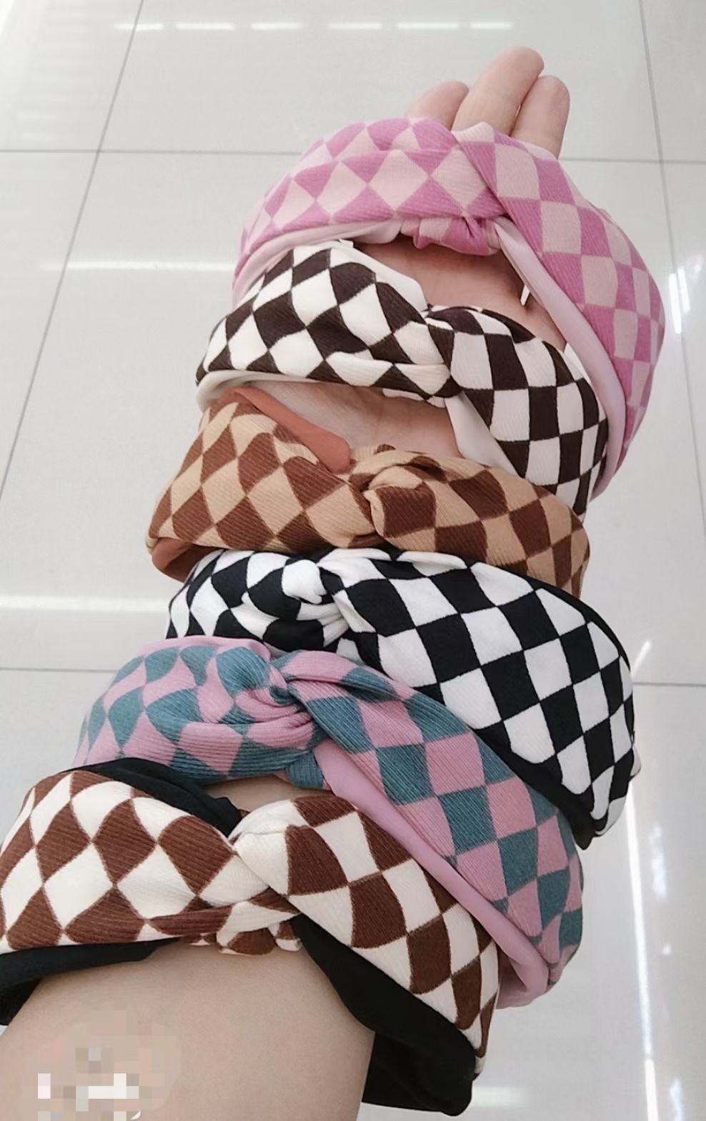 This autumn and winter collection is a versatile choice for going out. It features a matte fabric checkered two-tone cross knot details Picture