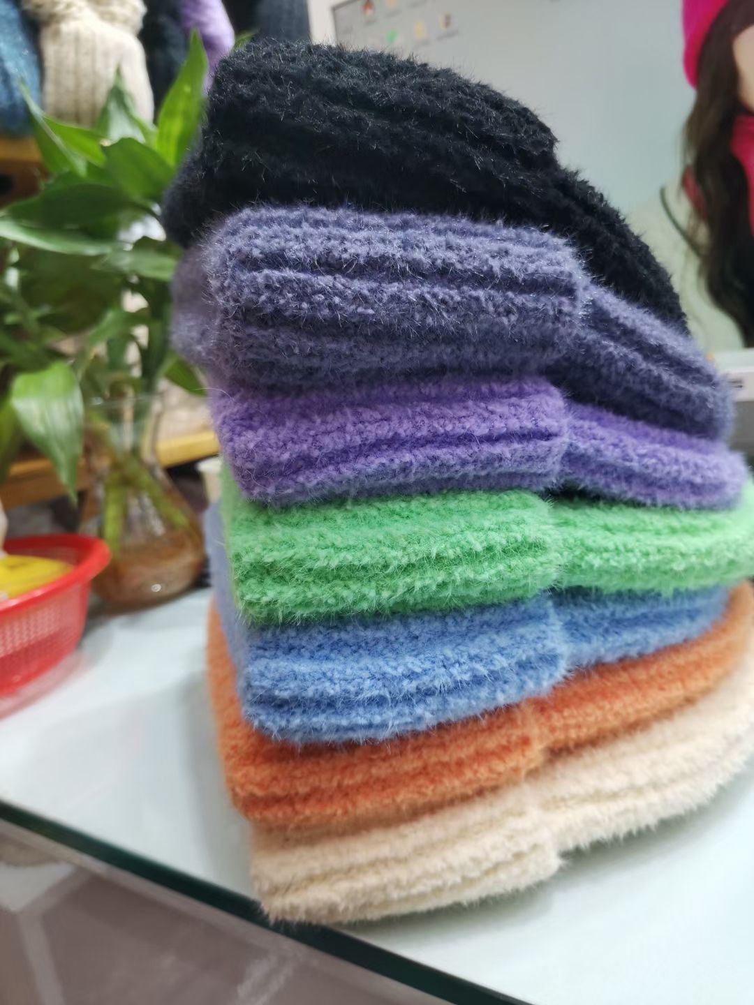 The granular fleece flanged headscarf cap is suitable for both men and women, warm, comfortable and fashionable. It is a versatile headscarf accessory for autumn and winter Specification image
