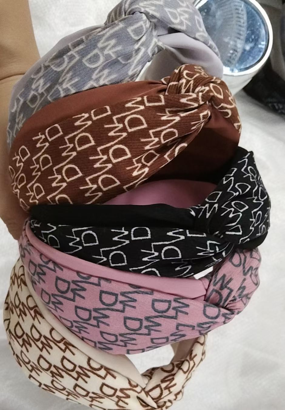 The autumn and winter collection features a brushed fabric DW letter two-color wide-edge hairband with a cross knot details Picture