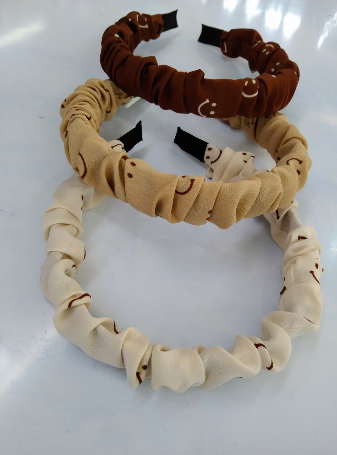 Milk tea-colored smiling face pleated hair band details Picture