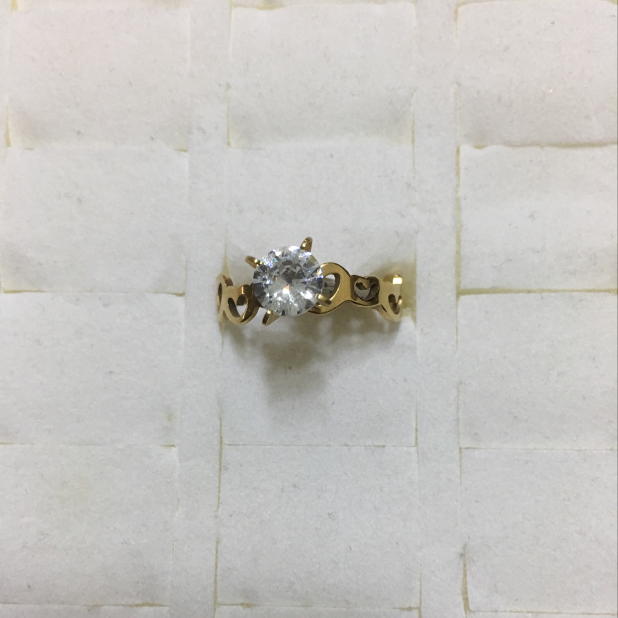 程洁饰品不锈钢材质戒指金色爪锆石设计搭配风格精致优雅知性气质高雅经典修身