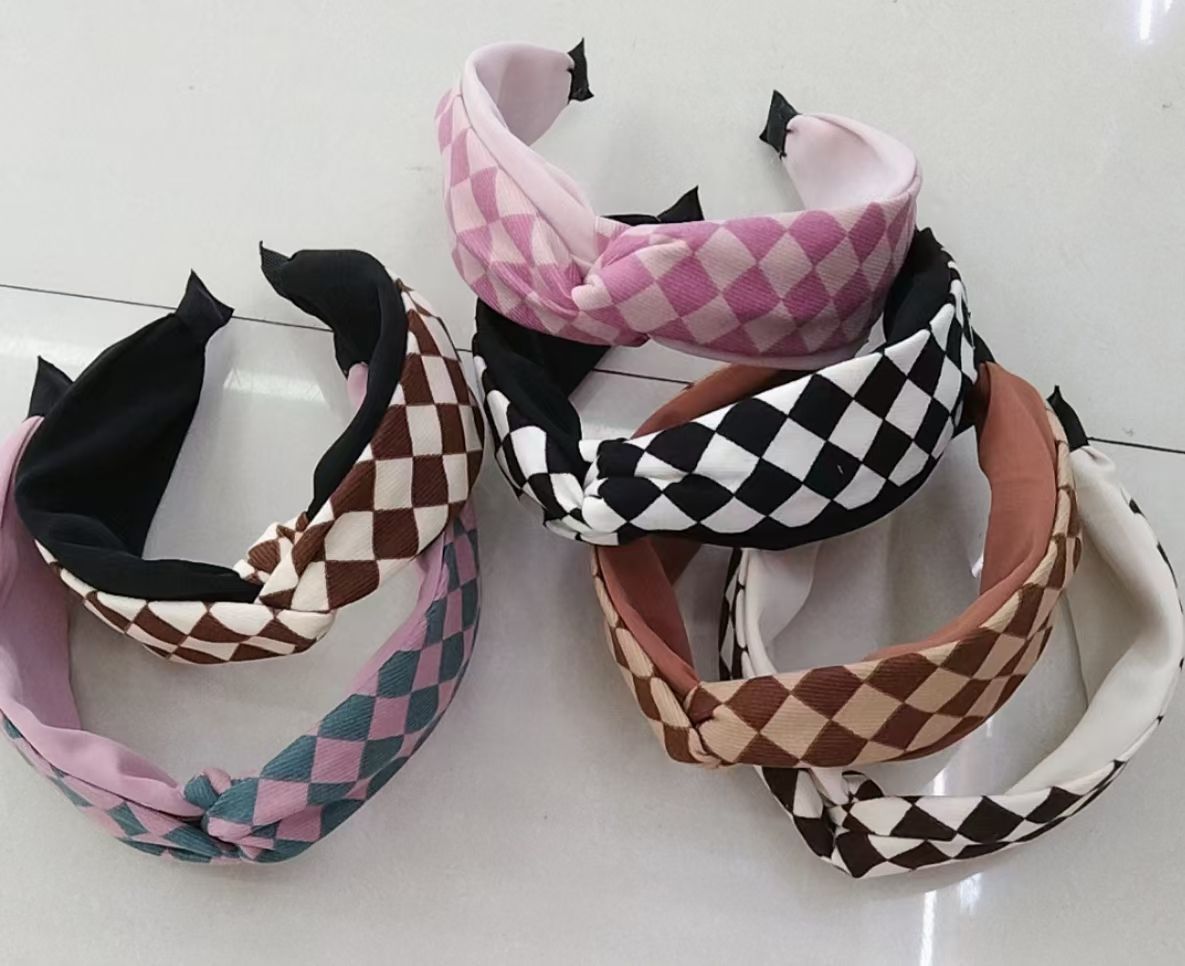 This autumn and winter collection is a versatile choice for going out. It features a matte fabric checkered two-tone cross knot