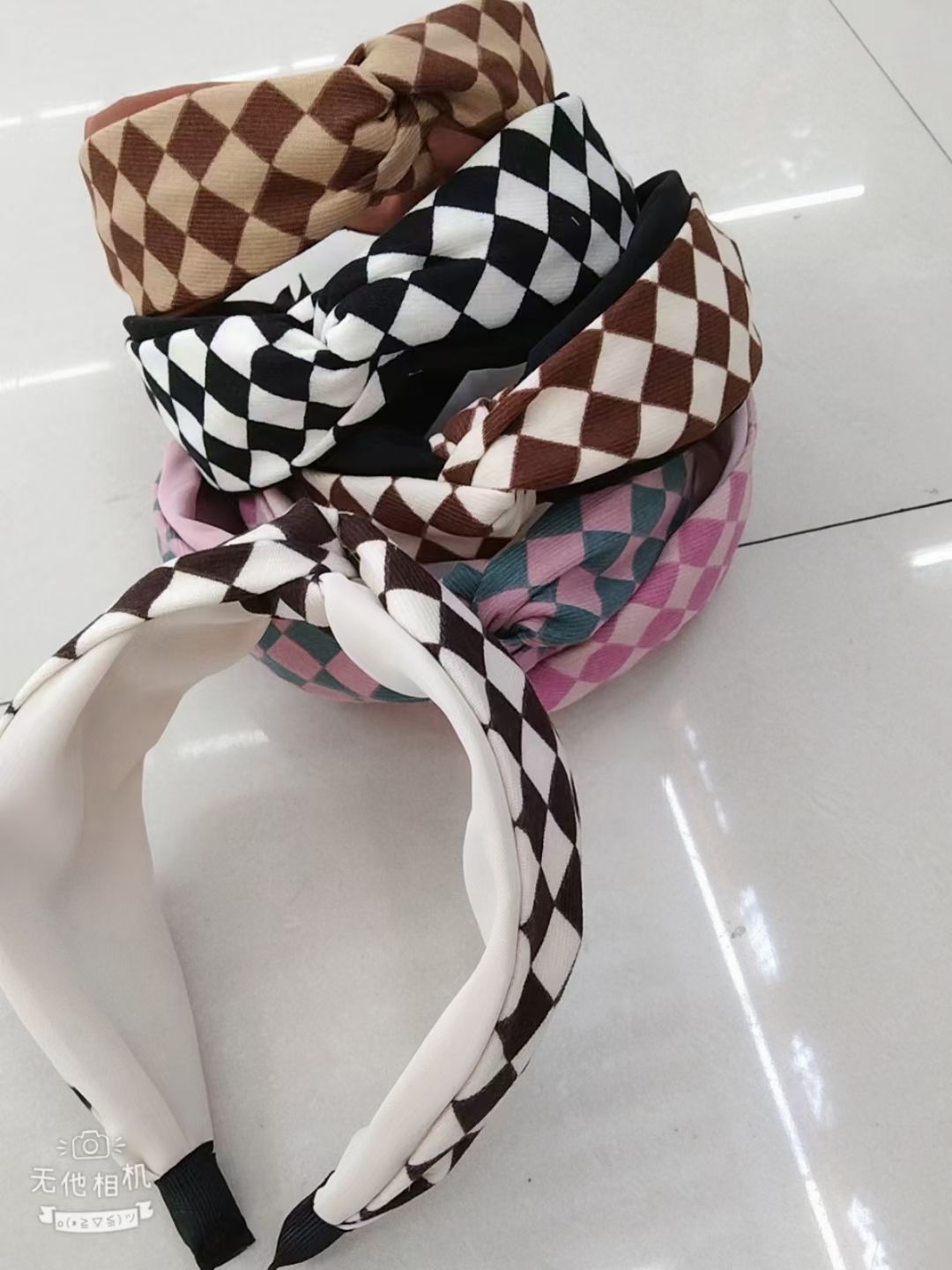 This autumn and winter collection is a versatile choice for going out. It features a matte fabric checkered two-tone cross knot Specification image