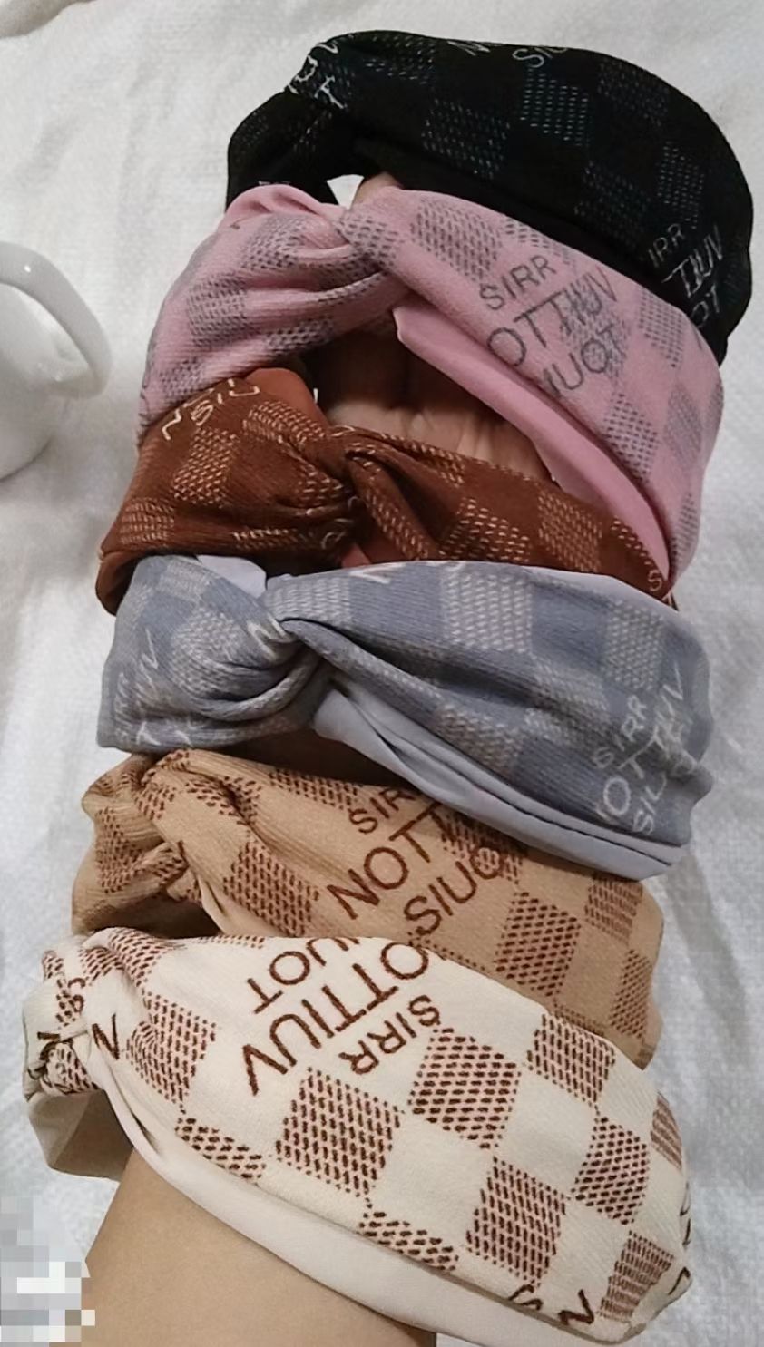 The fashionable fabric is versatile for going out. The little fairy is made of brushed fabric with a two-color wide-brimmed hairband crossed