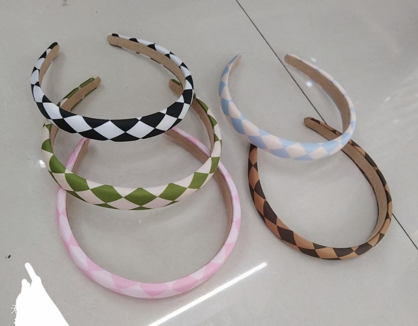 A 2cm girl's checkered sponge full hair band
