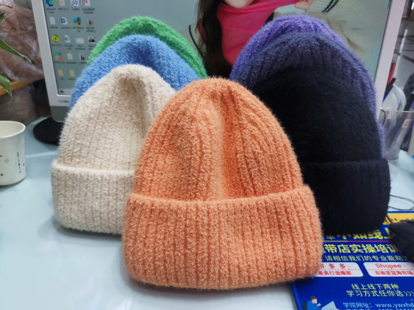 The granular fleece flanged headscarf cap is suitable for both men and women, warm, comfortable and fashionable. It is a versatile headscarf accessory for autumn and winter details Picture