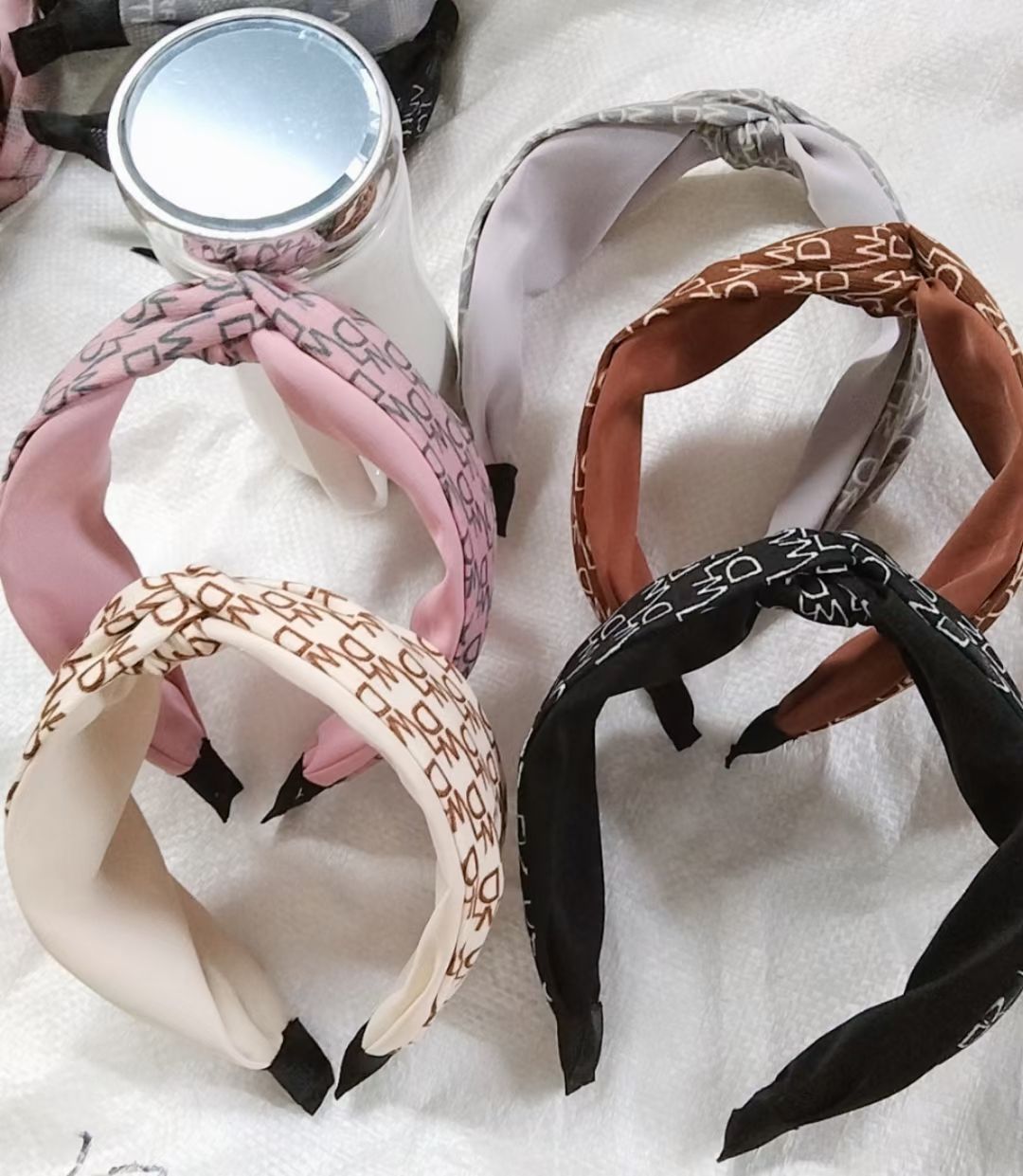 The autumn and winter collection features a brushed fabric DW letter two-color wide-edge hairband with a cross knot Specification image