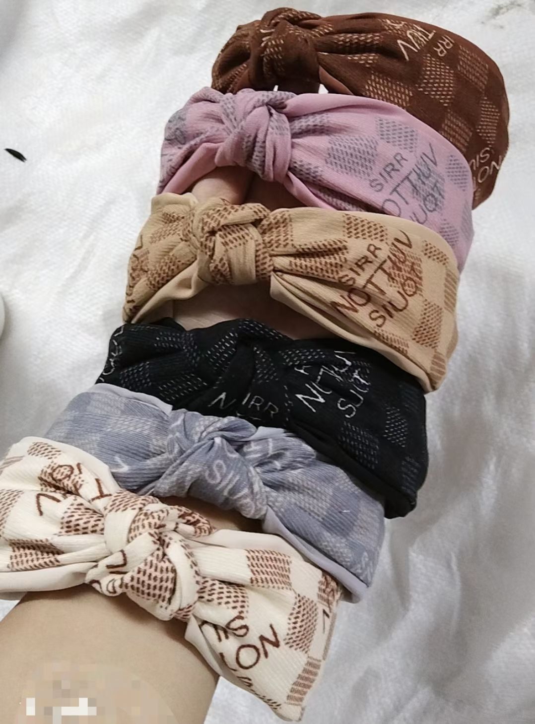 A fashionable and versatile two-color wide-brimmed hairband made of brushed fabric with a middle knot details Picture