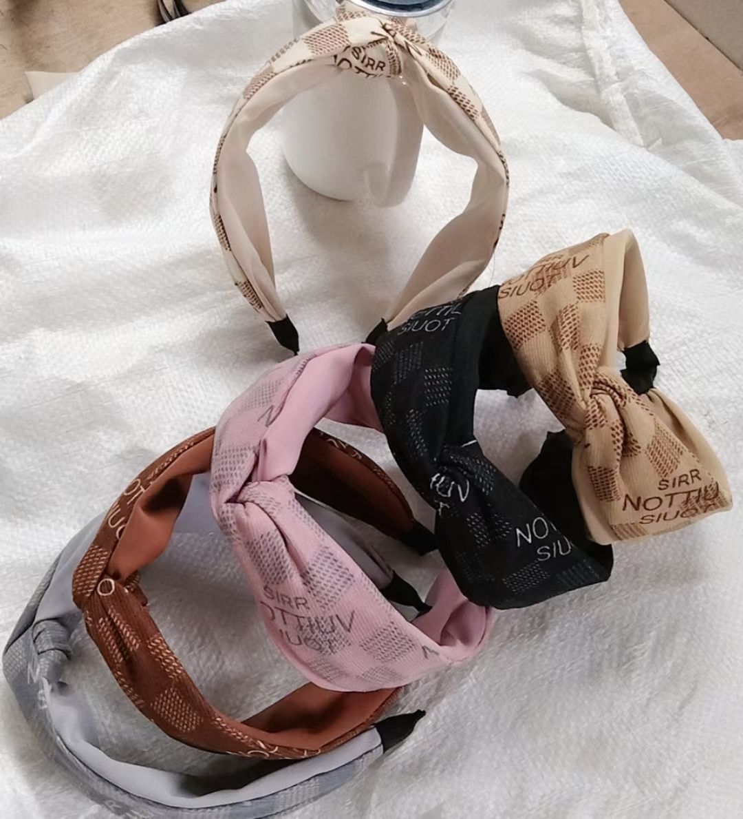 The fashionable fabric is versatile for going out. The little fairy is made of brushed fabric with a two-color wide-brimmed hairband crossed Specification image