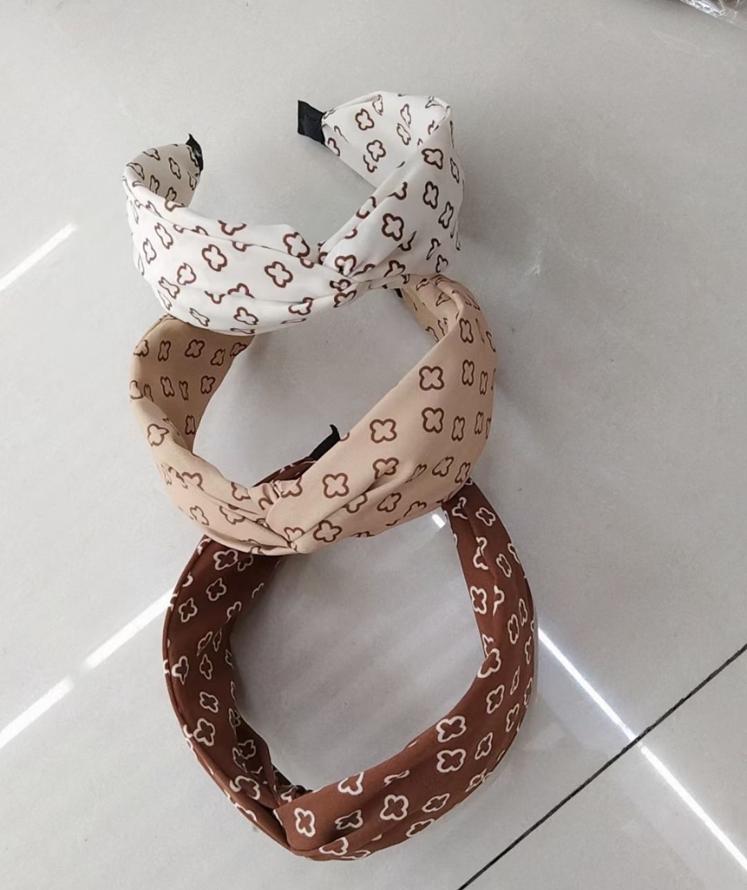 Four-leaf Clover milk tea series, fashionable fabric Korean version, versatile for going out, wide edge hair band cross knot for pressing hair and washing face Specification image