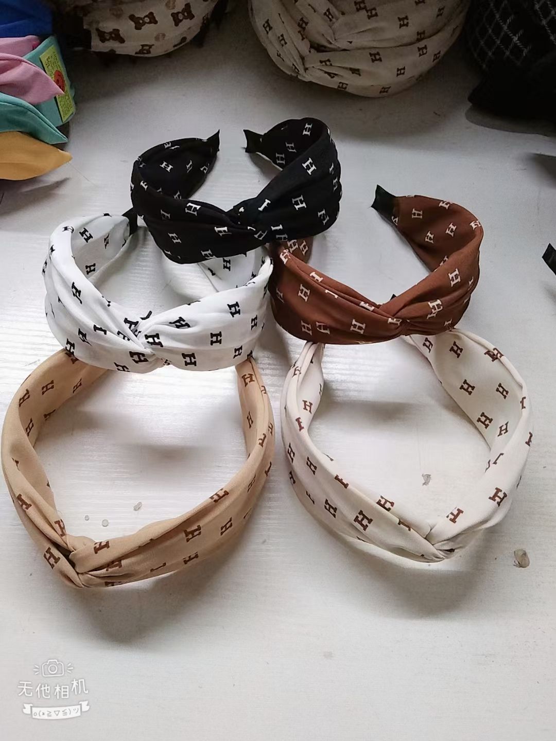 Fashionable fabric Korean version, versatile for going out, wide edge hair bands crossed for pressing hair and washing face details Picture