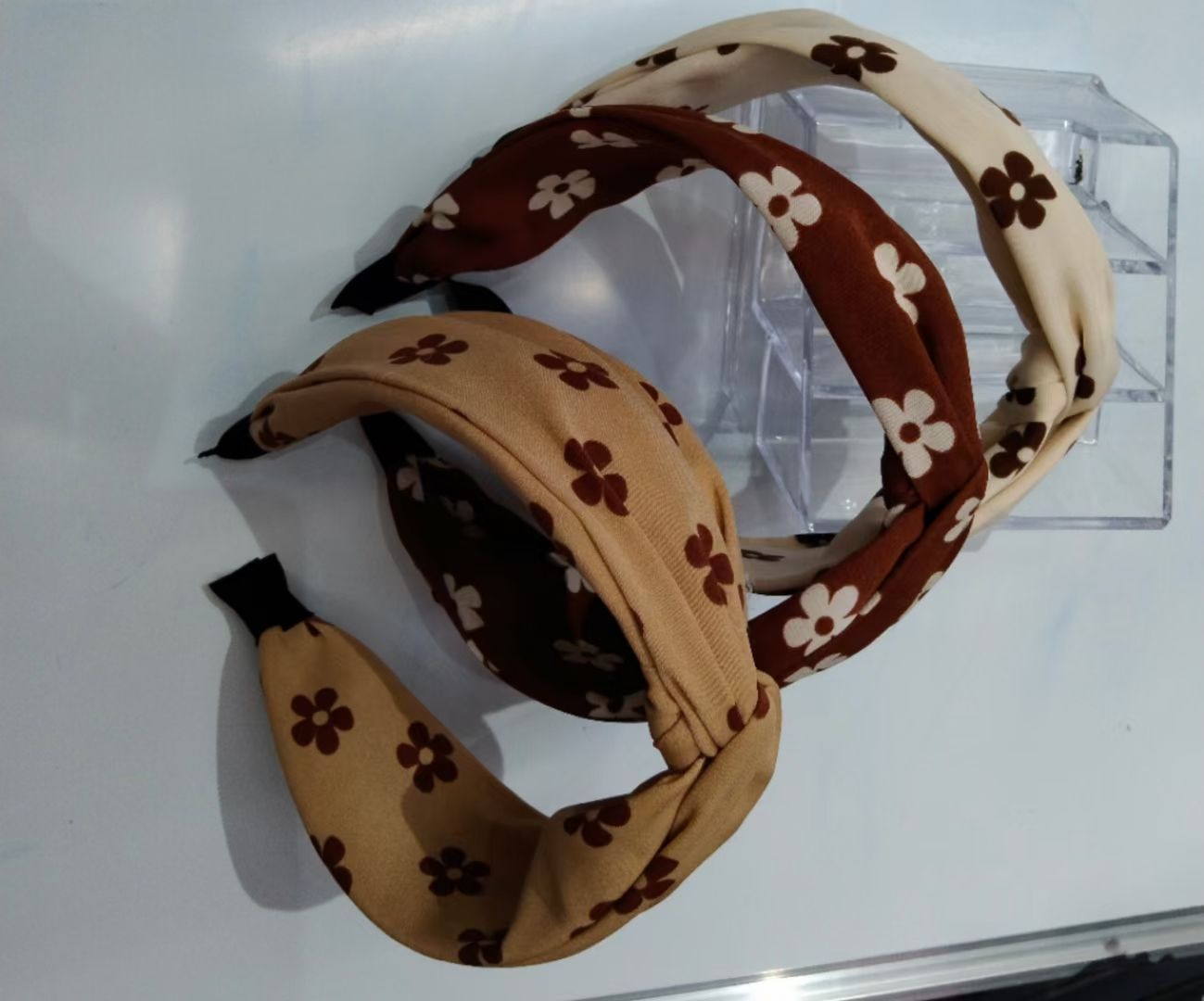 The milk tea series five-and-a-half-flower wide-edge hairband is crossed and tied
