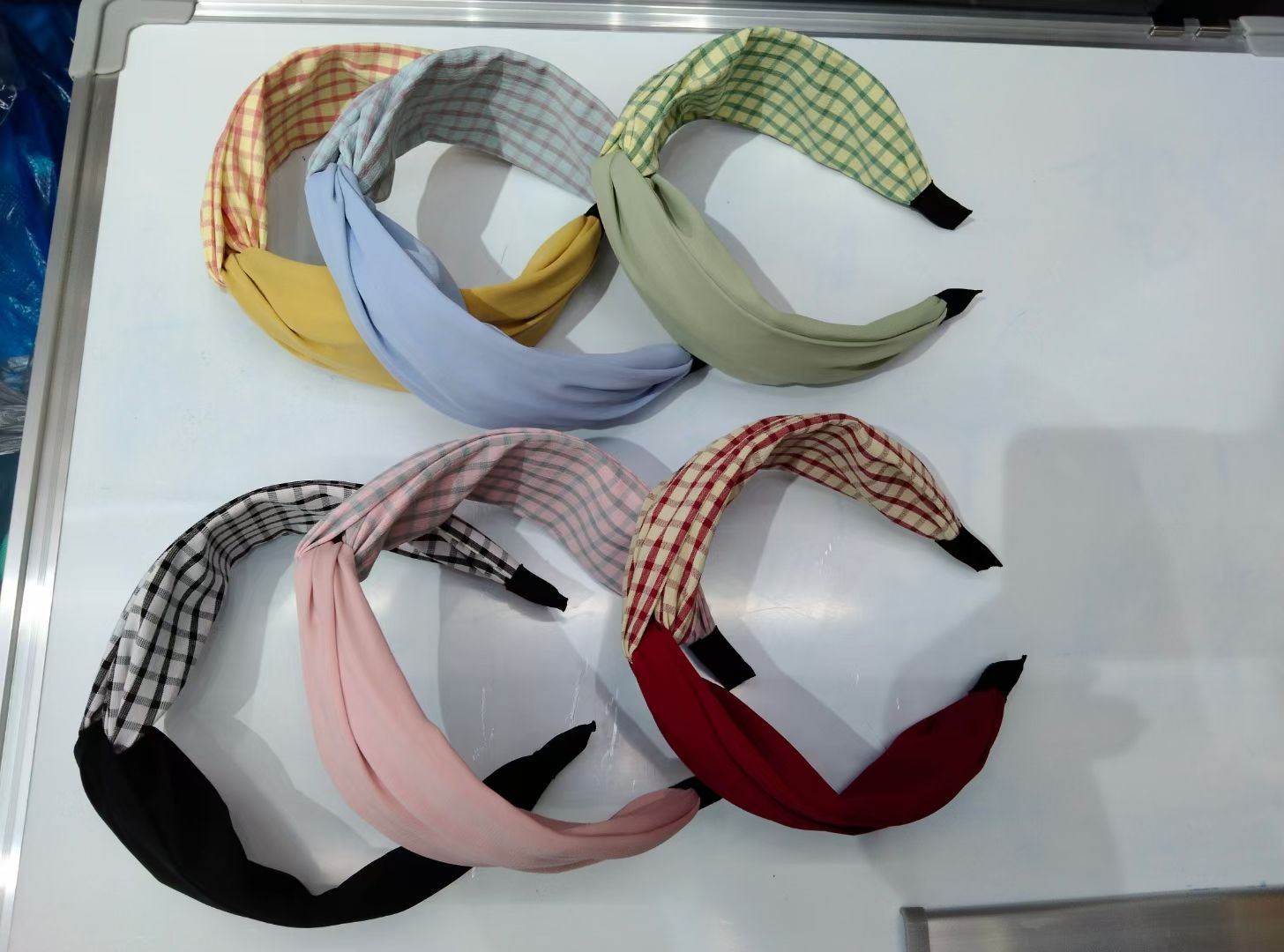 Colorful checkered wide-brimmed hairbands are crossed and tied Specification image