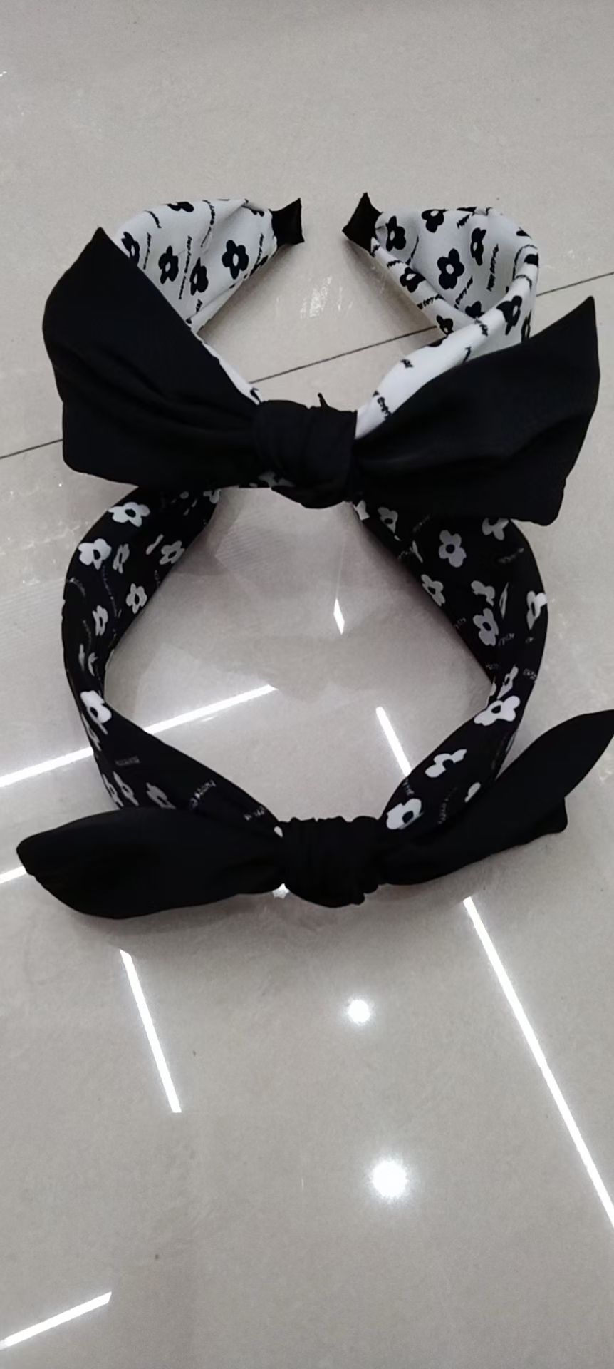 A cute girl with an English plum blossom headband and bow is so fairy-like Specification image