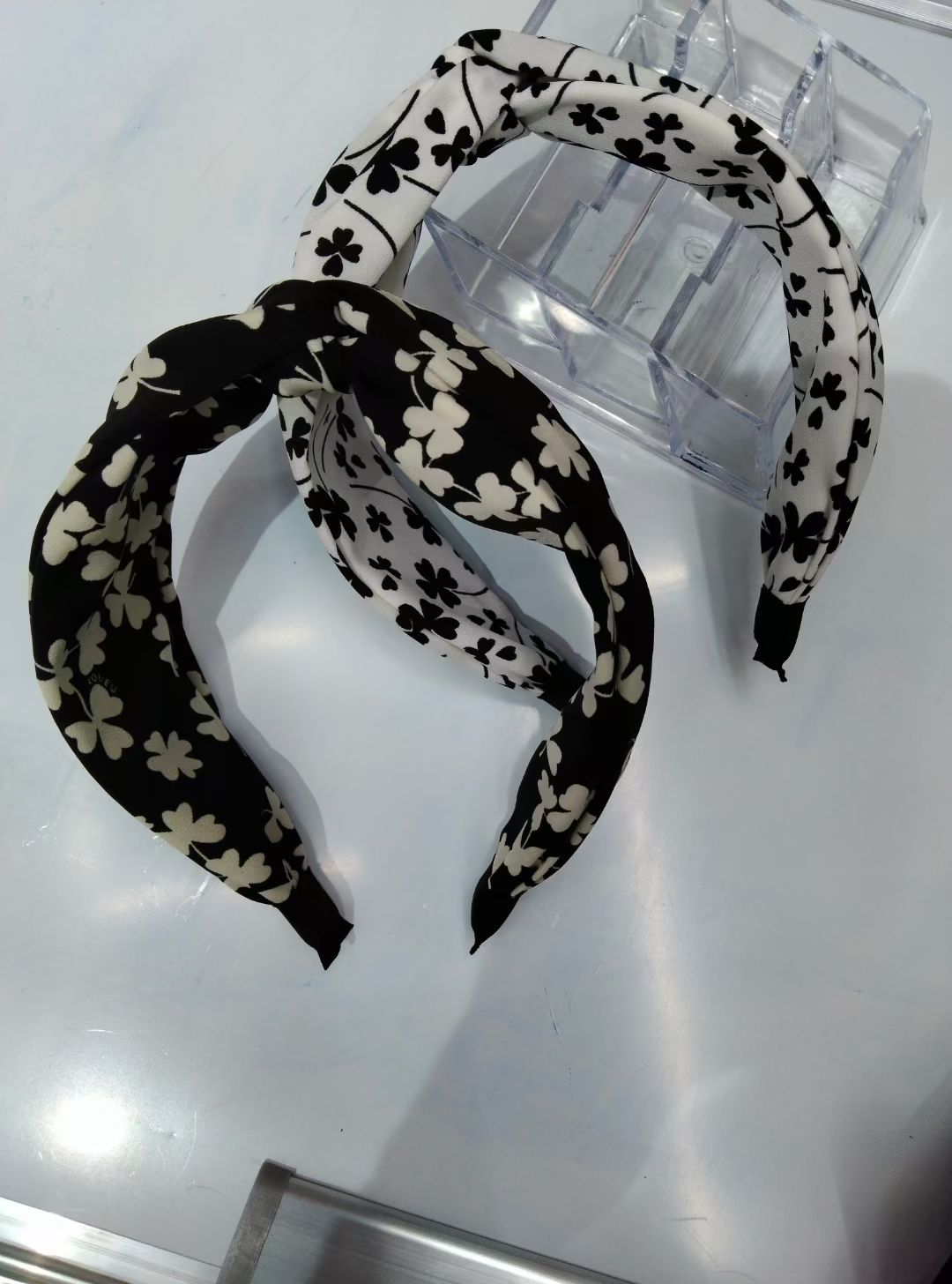 The black and white series three-and-a-half-flower wide-edge hairband is crossed and tied details Picture