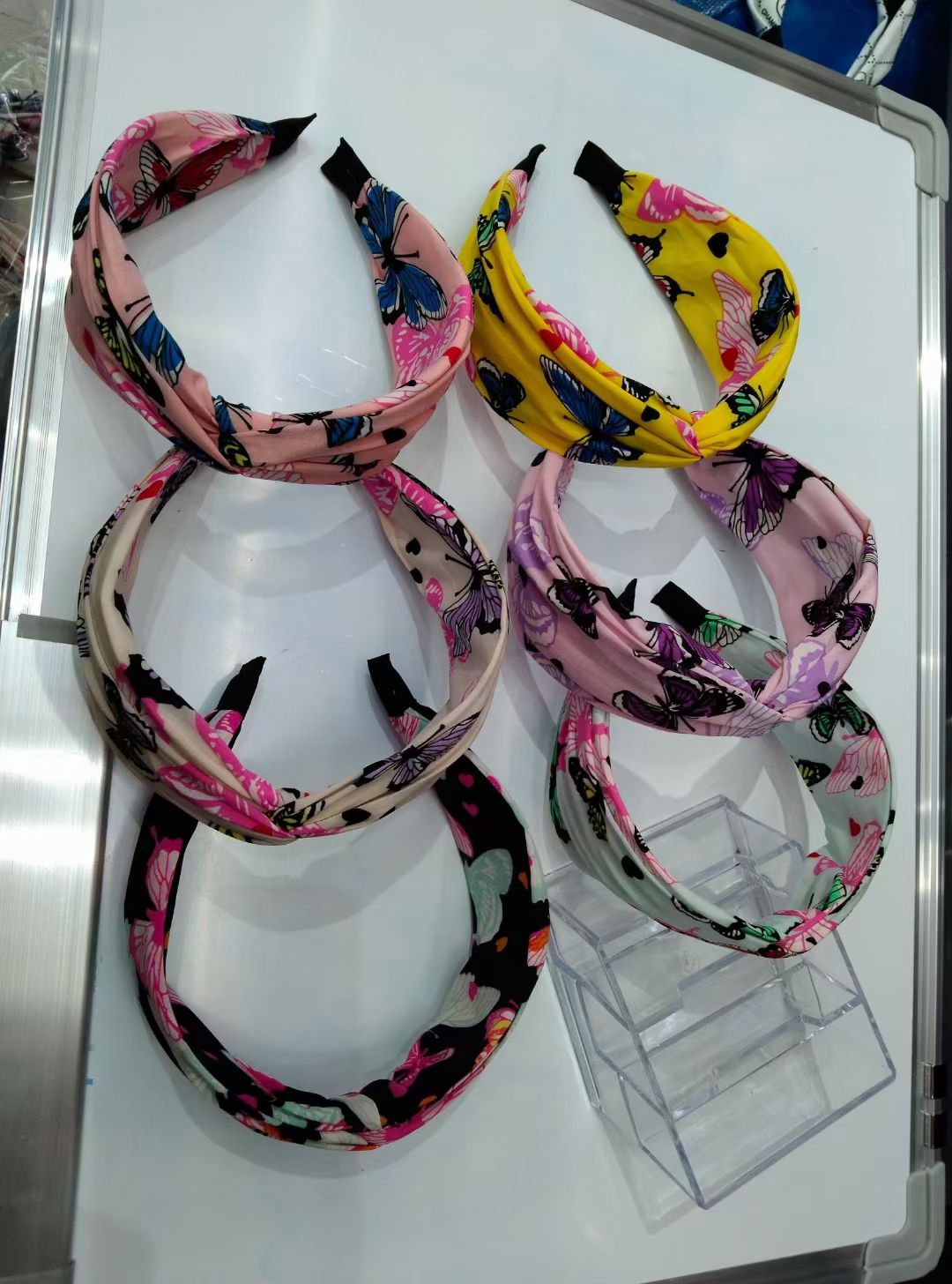 A simple and colorful bow style wide-brimmed hairband with a cross knot details Picture
