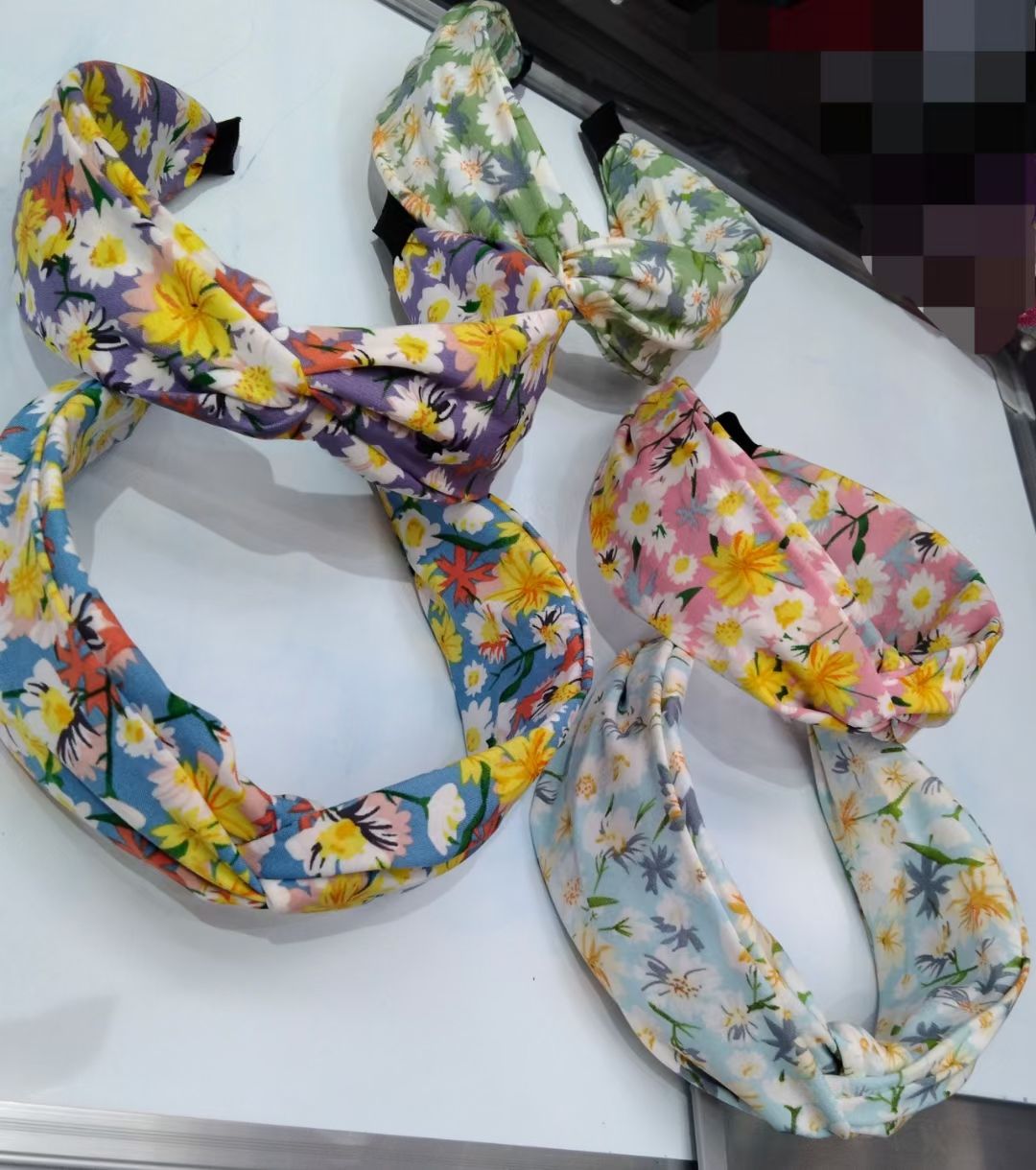 The fashionable fabric is versatile for going out. The fresh and simple hairband is crossed and tied Specification image