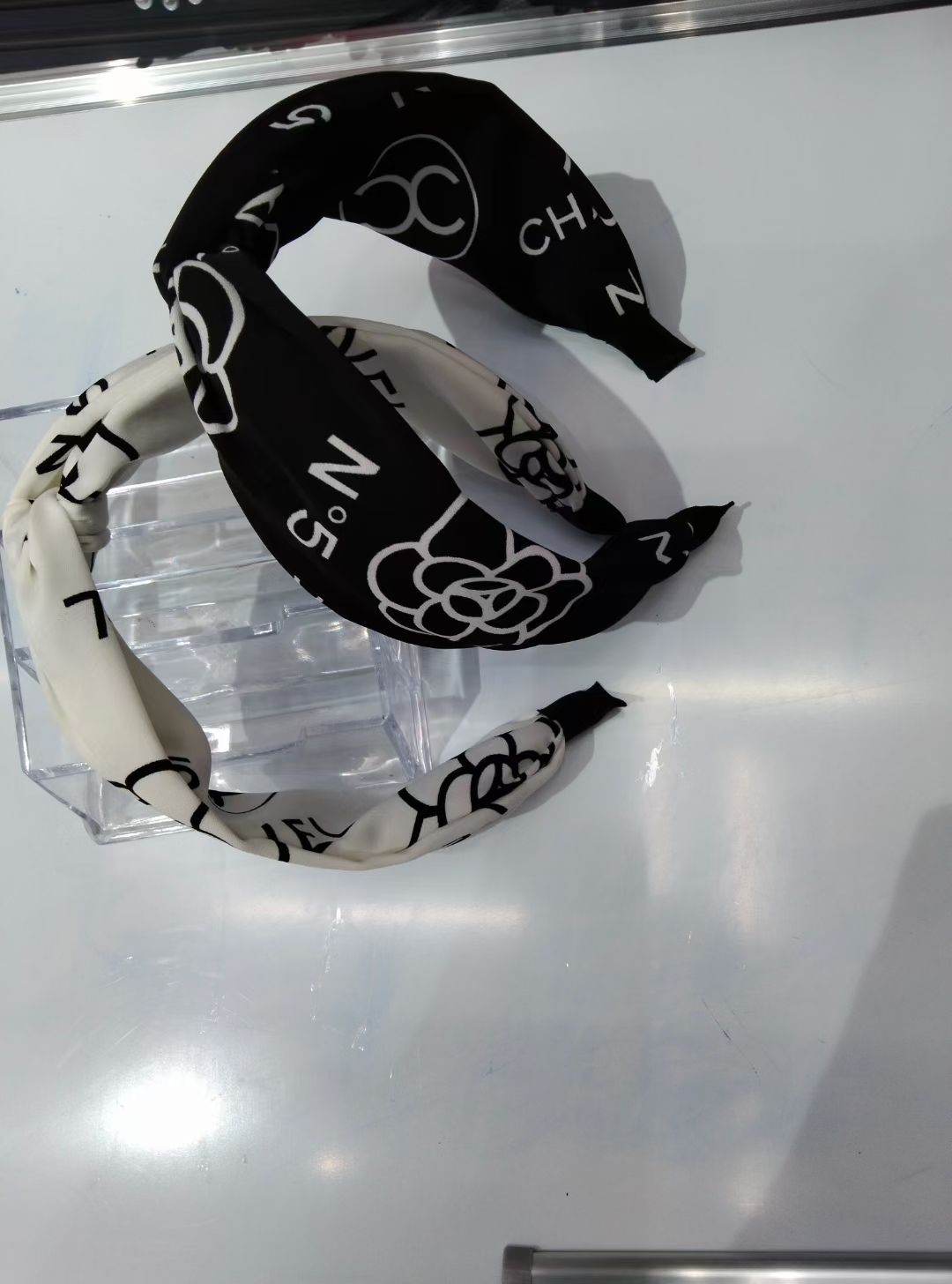 A Korean-style fashionable fabric girl's fresh and clean hair band with a cross knot