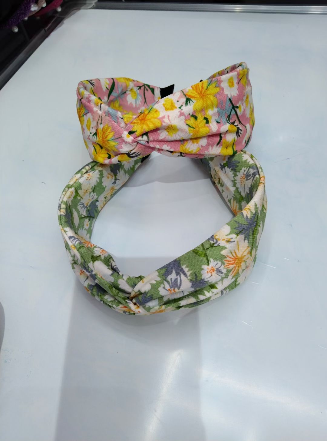 The fashionable fabric is versatile for going out. The fresh and simple hairband is crossed and tied Application Scenario