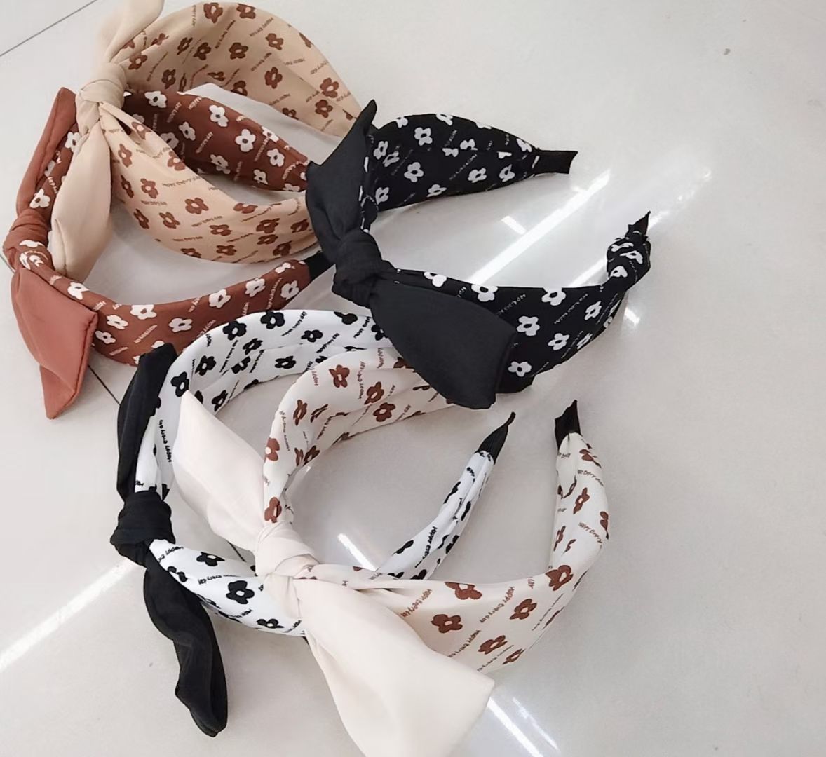 A cute girl with an English plum blossom headband and bow is so fairy-like